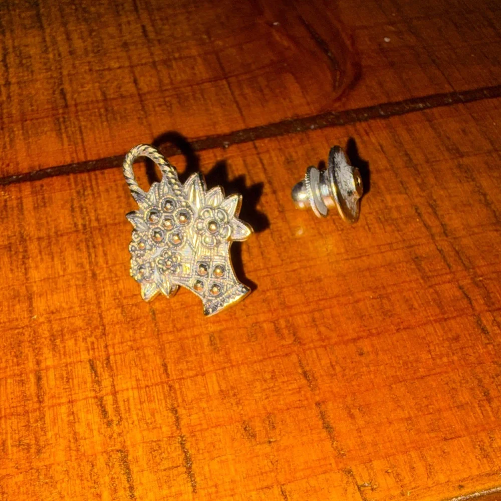 Avon Vintage Silver Floral Basket Pin - Picture 7 of 7